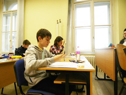 Gulyás Ferenc 9.A osztályos tanuló írásbelizik