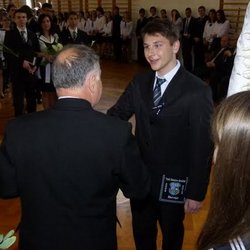 Simon András 12.B osztályos tanuló a legkiválóbb végzős diáknak járó Medvegy Antal-díjat veszi át