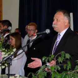 Kondora István Sárvár város polgármestere a végzős diákokat búcsúztatja