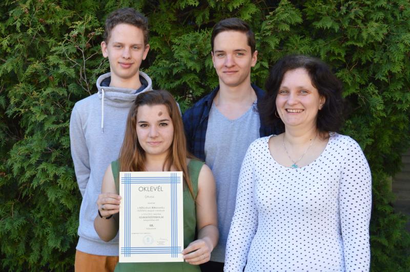 Molnár Dániel, Poór Szandra, Simon Bence 10.D osztályos tanulók és Hegyiné Németh Andrea szaktanár Molnár Dániel, Poór Szandra, Simon Bence 10.D osztályos tanulók és Hegyiné Németh Andrea szaktanár