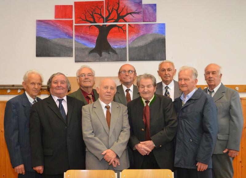 Az első sorban Móricz Iván, Nagy Imre, Berta Imre és Tót Ferenc, a második sorban Péntek László, Németh János, Böhm Ernő, Csempesz Károly és Császár József látható Az első sorban Móricz Iván, Nagy Imre, Berta Imre és Tót Ferenc, a második sorban Péntek László, Németh János, Böhm Ernő, Csempesz Károly és Császár József látható