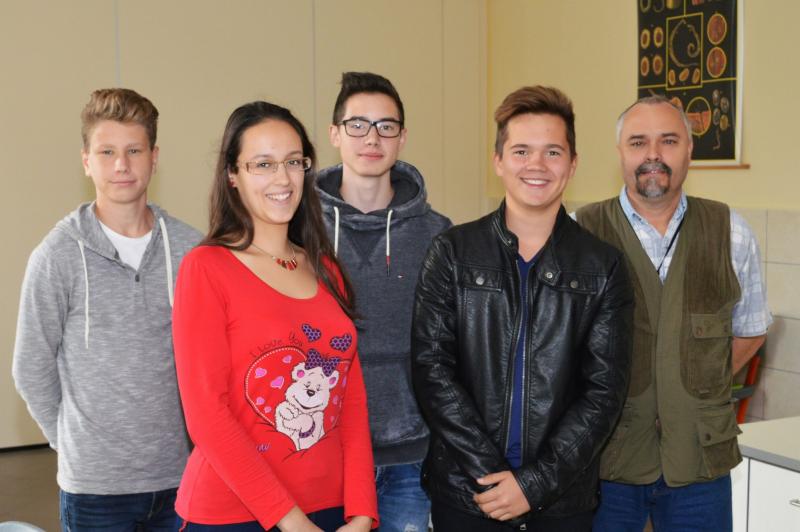 Hegyi Balázs 10.B, Horváth Ildikó 10.B, Tuba Bence 11.C, Monostori Patrik 10.B osztályos tanulók és Nagy Gábor szaktanár