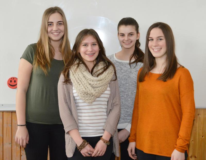Pócza Vivien, Mészáros Vivien, Balogh Annamária és Kovács Hanna 9.B osztályos tanulók