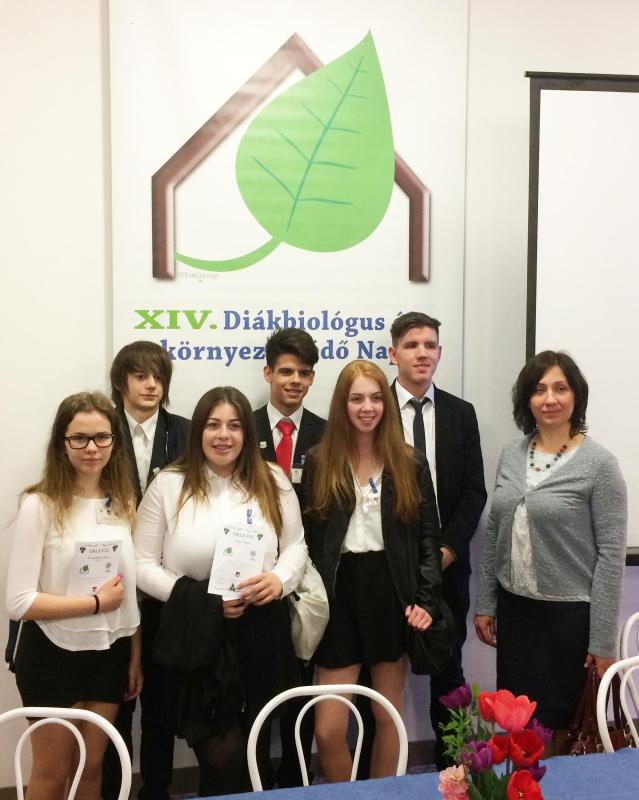 Fukszberger Júlia, Ódor Zoltán, Varga Fanni, Joó Gergő, Barasits Gréta, Borovics Ábel 9.A osztályos tanulók és Bognár Nóra felkészítő tanár