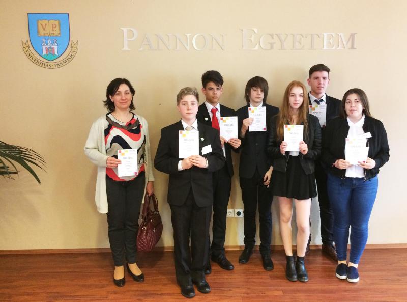Bognár Nóra felkészítő tanár és Orosz Adrián, Joó Gergő, Ódor Zoltán, Barasits Gréta, Borovics Ábel, Varga Fanni 9.A osztályos tanulók