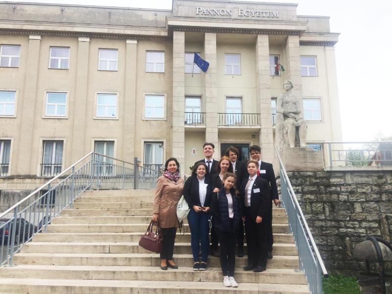 Bognár Nóra felkészítő tanár és Varga Fanni, Borovics Ábel, Barasits Gréta, Fukszberger Júlia, Ódor Zoltán, Orosz Adrián, Joó Gergő 9.A osztályos tanulók