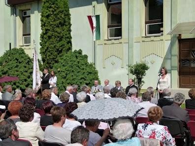 Hevér Mihályné igazgató köszönti az öregdiákokat