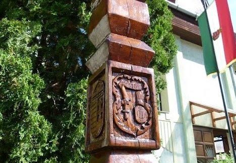 Kopjafa az elhunyt tanáraink és diáktársaink emlékére